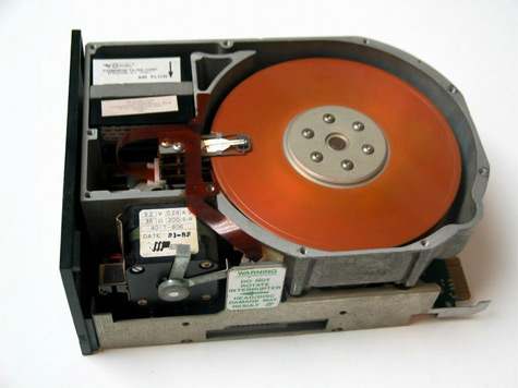 2 표준화, 그리고 대중화의 시작 개발 초기의 하드디스크드라이브는 기업용, 혹은 국가 기관용 대형 컴퓨터에만 쓰였기 때 문에 가격이 자동차 몇 대 수준에 달할 정도로 비쌌으며, 크기도 컸다.