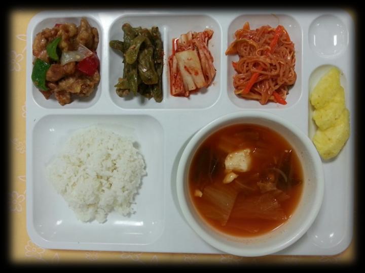 4/24 Dinner Menu Main :Stir fried Chicken & cashew nut Stir fried Chicken& cashew nut 닭살캐슈넛볶음 (Chicken : Korea ) Steamed rice Noodle w/spicy sauce 쫄면야채무침