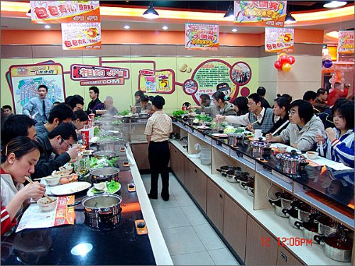 2) 맞춤 서비스로 공략하라 중국 사회과학원에 따르면 베이징의 1인 고령 가구 중 음식 배달 및 가사 서비스 수요 설문조사 결과 각각 44.6%, 56.1%로 상당히 높게 나타남.