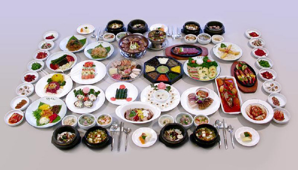 El kimchi ( 김치 ) es el plato más conocido y característico en la cocina coreana. Es un plato de vegetales fermentados (por lo general, picante) que suele servirse en todas las comidas.