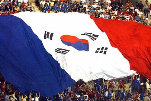 모금함및보드전달 130 years F & K Zone (Charity Fundraiser 자선금마련이벤트 ) : 130 years of France Korea Diplomatic Relations event (French national flag in a hole) 한불수교의해 또는 130 주년 디자인을적용한존이벤트운영 When entering for