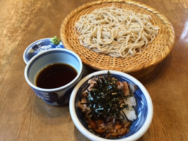 7. ざるそば (zarusoba) Soba Noodles Served in a Basketlike Container with Dipping Sauce 자루소바笸箩荞麦面竹簍蕎麥麵 刻み海苔 Shredded Laver 자른김海苔丝細切海苔 700 8.
