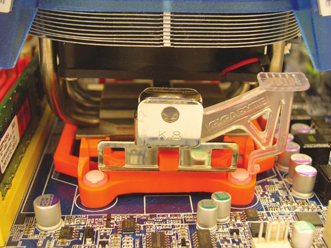 ) 단계 5: 끝으로 CPU 쿨러의 전원 커넥터를 머 더보드에 있는 CPU 팬 헤더