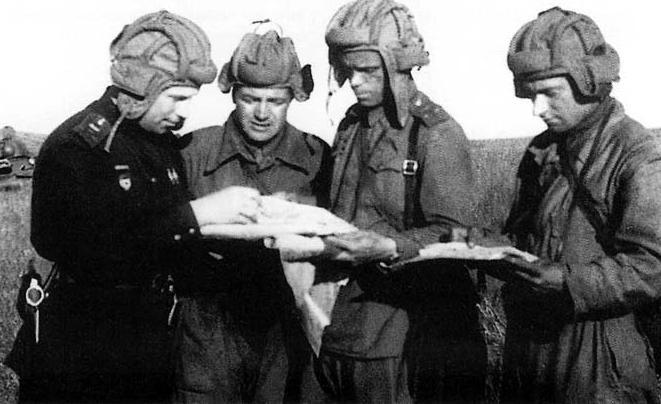 그러나남쪽의독일국방군과무장친위대는더욱깊숙이침투, 프로호로프카에다가갔다. 붉은군대는그들이내다봤던것보다빨리예비병력을쏟아야했다. 이에따라 1943 년 7 월 12 일벌어진기갑부대간의충돌은사상최대의전차전투의하나로알려지게된다. 전투는쿠르스크돌출부의소련군을포위하는독일군의성패를가를중요한전투였다.