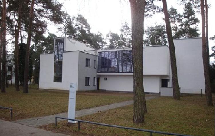 16 전 남 일 Figure 15. Semi-detached House for Kandinsky/Klee (1926) (1926) 중 세 채는 교수 여섯 가족을 위한 2호 연립주택 이고, 한 채는 자신이 거주할 주택이었다.