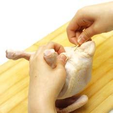 Schließen Sie die Öffnung mit einem Faden oder mit einem Zahnstocher. 5. Kochen Sie das Hühnchen in Wasser und schalten Sie die Hitze auf niedrig, sobald es kocht.