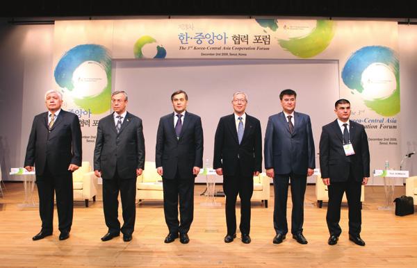 В этом форуме участвовали, первый заместитель министерства иностранных дел р. Кореи, мистер Шин Гак Су, а также глава представители заместителей министерств иностранных дел стран Центральной Азии, р.