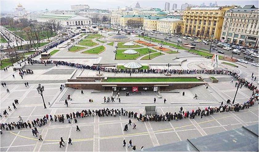 2013 RUSSIA REPORT 로마노프 왕조 400년 전시회 입장 대기 줄 (출처: www.ria.
