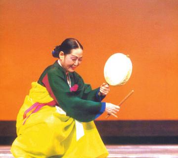 DANCE PERFORMANCE IN THE CHOI HUISEON