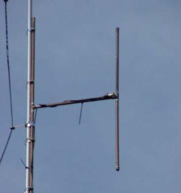 DIPOLE ANTENNA 다이폴안테나 (Half wave dipole antenna) 일반적으로가장많이사용되는안테나 전체길이가약반파장 (λ/2) 길이를가짐 Electric field and magnetic field E θ Ioe jη 2πr jkr 편파 : 수직선형편파