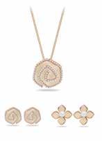 Delicate blush enamel and rose gold pendant with crystal detailing and two matching pairs of earrings. Đồng hồ Pierre Cardin được tráng men hồng và dây đeo được phủ vàng hồng tinh tế.