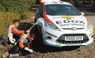 2014 년 WRC 포르투갈랠리에서드라이버마틴매코믹과코드라이버데이비드모이니한. 2 코드라이버가코스정보를기록한페이스노트. 3 드라이버와코드라이버의호흡은이런상황에서도필요하다. 2013 년 JWRC 스페인랠리에서손상된차체를응급수리하고있는마이클부리 ( 왼쪽 ) 와가빈모로 ( 오른쪽 ).