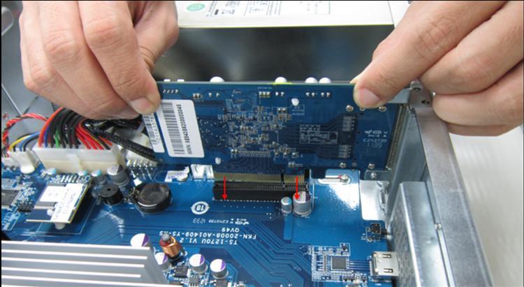 6. 네트워크확장카드의끝을잡습니다. PCIe 슬롯에있는노치와카드의금속가장자리에 있는노치를정렬시킵니다.