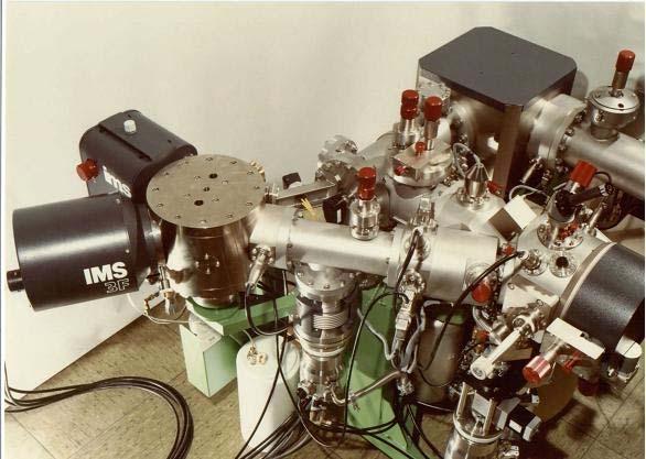 What is SIMS (Secondary ion mass spectroscopy)? 수 kev ~ 10keV 로가속된이온빔을재료의표면에입사시켜방출되는 2 차이온들의질량을측정하여재료표면을구성하고있는원자및분자의종류및양을분석하는표면분석장비이다.