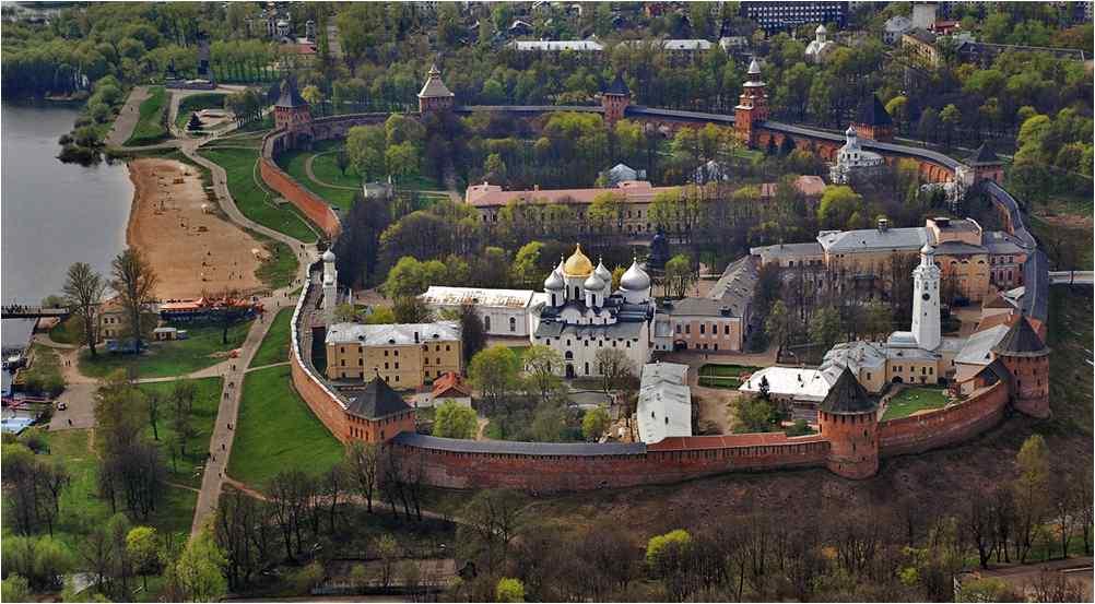 노브고로드크레믈린 (Новгородский кремль) 노브고로드의크레믈린은 11세기노보고로드공국이생기면서건축되었고성을둘러싸고있는벽이도시를적으로부터지켜주었다.