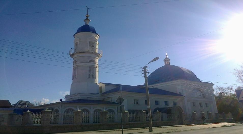 5-2-2. 하얀회교사원 (Белая мечеть) 그림 49 하얀회교사원 89 아스트라한시에있는하얀회교사원은지역상인다비드이즈마일로프 (Давид Измайлов) 의후원으로건설되었다. 이사원에는돌을둘러고정되어있는형태의첨탑이올려져있다.