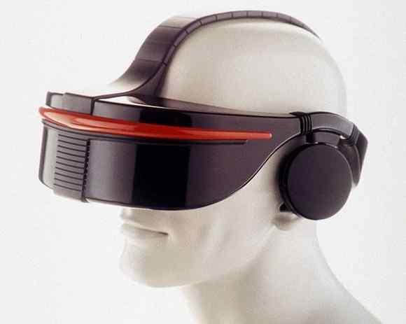 1990년대에들어서면서가상현실이게임에접목되기시작해 1991년일본의게임업체세가 (SEGA) 는미국시장에 'SEGA VR' 이라는최초의게임용가상현실헤드셋을선보였는데, 게임그래픽은조악했지만현재의가상현실헤드셋처럼사용자의머리움직임을게임조작에반영 - 1995년상영된극장애니메이션 ' 공각기동대 ' 는이후등장하는