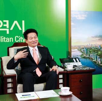On September 26 th, 2011, the mayor attended a tour of the YG-1 production line and exchanged opinions with YG-1 s CEO.