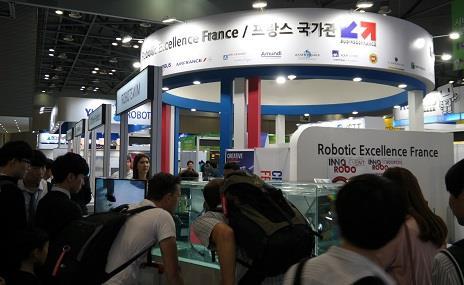 Pavillon français Au salon robotique sud-coréen Robot World 2016, le pavillon français dressé à l'entrée principale regroupe 10 sociétés françaises Poissons robots, vedettes auprès des visiteurs L