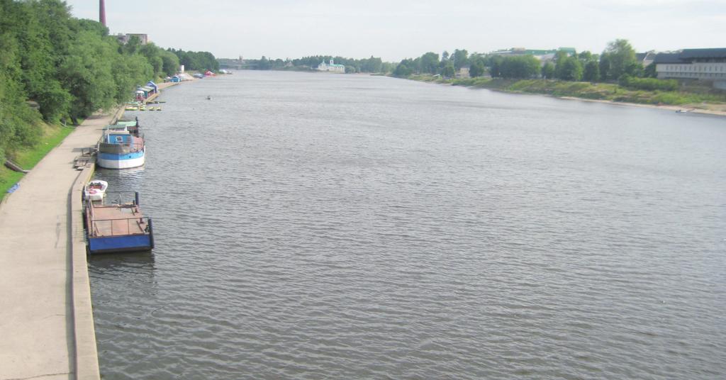 [그림 4] 프스코프 시를 가로지르는 벨리카야 강19) 에는 약 3,700여 개의 호수가 존재한다.17) 이들 호수 중 가장 큰 것은 프스콥 스코-추츠코예 호수(Псковско-Чудское озеро)로 유럽 전체에서 규모면에서 3번째로 큰 호수로서 30여개의 크고 작은 강들이 이 호수로 흘러들고 있다.18) 프스코프 지역은 크고 작은 강이 많이 있다.