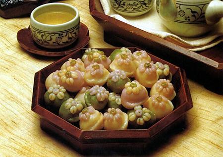 Không những đẹp về màu sắc, ngon về mùi vị mà Songpyeon bí ngô còn chứa nhiều vitamin A nên rất tốt cho sức khỏe. 4. Kkot Songpyeon dạng.