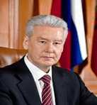 소뱌닌은통합러시아당소속으로 2010 년메드베데프전 ( 前 ) 러시아대통령에의해임명되었다. 초대시장인루쥐코프에이어모스크바의두번째시장이되었다. 2013 년에는직선제선출에도전하여 2013 년 12 월부터 5 년동안 3 대시장으로써모스크바를맡게되었다.