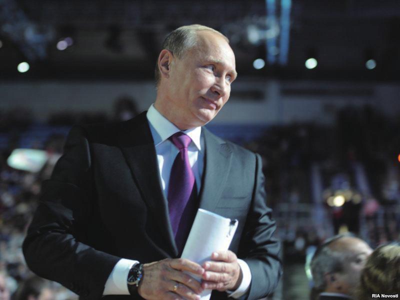 이로써 그가 4년 전 3선 연임을 금지하는 러시아연방 헌법 규정으로 잠시 대권에서 물러났다가 2012년 대 통합러시아 전당대회에서의 푸틴 (출처: www.svobodanews.ru) 통령직에 복귀할 것이라는 세간의 예측이 현실화되 었다.
