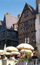 Loire 투르구시가플뤼므로광장의노천카페 투르 플뤼므로광장 (pl. Plumereau) 생마텡대성당 앞으로는사람들로활기를띤카페가늘어선거리를지나서플랑부아양고딕양식이아름다운생가티엥성당 (Cathédrale St. Gatien) 으로가자. 13 세기에짓기시작해 16 세기에완공된이성당은중세의스테인드글라스가매우아름다운곳이다.