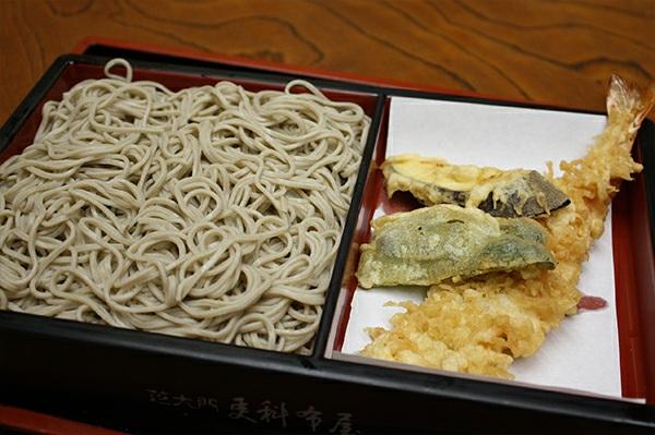 かしわせいろ (KASHIWA SEIRO) buckwheat noodle with chicken and green onion in soup 닭고기鸡肉 Poulet fermier