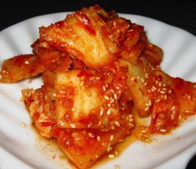 BANCHAN 반찬 SIDE DISHES SIDORÄTTER 1. KIMCHI 김치 SPICY! Traditional Korean pickled cabbage 50:- (Stark! Koreansk traditionellt inlagd salladskål) 2.