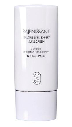 23 라제니쏭젤러스스킨엑스퍼트선스크린 Rajenissant Jealous Skin Expert Sunscreen l SPF50+, PA+++ l 35ml l 65,000 천연보습인자가태양의강한빛으로인한피부수분손실을강력히막아줍니다. 백탁현상없이바르는순간자외선으로부터피부를빈틈없이보호해주며촘촘하고매끄러운피부를표현해줍니다.