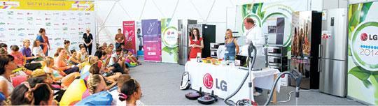 - LG 전자청소년대상마케팅 36 LG 전자는 2 만여명의러시아청소년들이참가하는셀리게르포럼 2014 에서사회공헌기술파트너로참여했다. 유럽의주요시장인러시아에서청소년대상의마케팅활동을강화하고있다.