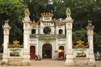 호찌민에대 한베트남사람들의사랑과존경은여전히각별해서묘소는전국각지에 서온참배객들로 1 년내내붐빈다. 하노이옛거리에서서쪽으로 2km 정도떨어져있다.