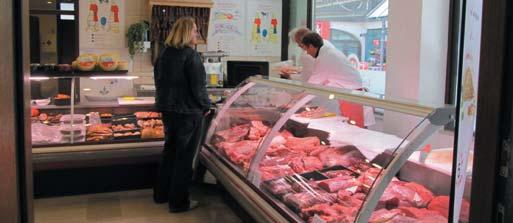V novi mesnici Loške mesnine v Kranjski Gori lahko izbirate med široko ponudbo raznovrstnih izdelkov, kot so sveže meso in suhomesnati izdelki.
