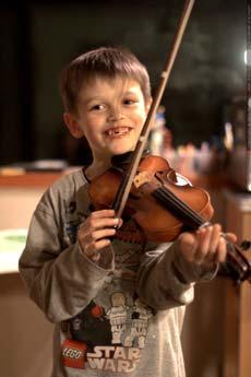 주요목표 오케스트라활동 : 아이들에게어린나이에오케스트라경험을하게함으로서, 상위단계로옮겨가기전과도기의시간을줄이도록한다. 아동오케스트라에들어가는단계로서전문적수준을목표로연주실력을계속적으로향상시킨다. 세부목표 1. 연주하는악기와학습하는레퍼토리의악보읽는능력을발달시킨다.