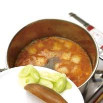 Mettre à feu doux quand la soupe bout. Laisser bouillir la soupe, et enlever l'écume. 6. Faire dorer les navets, puis ajouter les oignons verts et faire bouillir une fois de plus.