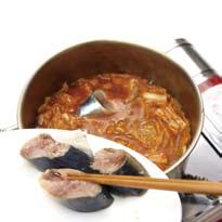 Faire sauter à feu vif le kimchi, l ail haché fin, le sucre, le poivre et la poudre de piment rouge dans une autre casserole contenant de l huile de périlla et de l huile.
