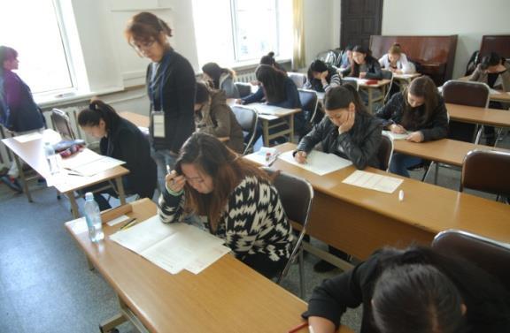 중앙아시아한국학교육의미래 : 한국학교육네트워크구축 (2014) < 제 32 회한국어능력시험 > 2013 년 10 월 20 일알마티한국교육원에서제 32 회한국어능력시험이실시되었다. 오랫동안시험을준비해온학생들과감독관모두설레임과긴장감을가지고시험장에입장했다.