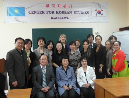 본교에서는 1993 년에제 2 외국어로서한국어강의가시작되었고, 1998 년에한국학과가설립되면서본격적으로한국어교육이실시되었습니다.
