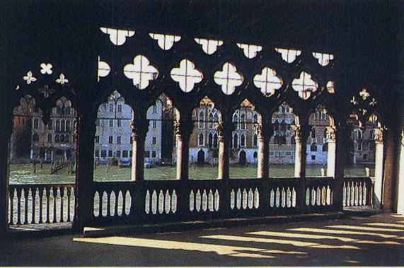 비종교고딕건물들 카도로, 이탈리아베니스 이탈리아고딕디자인에선뾰족한아치의형태들이장식적디테일로사용되었고아무런구조적인의미가없을때에도사용되었다.