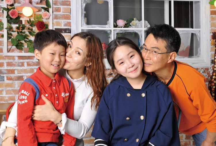 Happiness+ 가족은나의힘 Cover Story-Миний гэр бүл миний эрч хүч 마니바자르암가마씨가족의따뜻한이야기두문화를잇는행복한가정을꿈꿉니다 아이들이자라면서가족사진찍을기회가줄어들었다는암가마씨. 비온뒤햇살처럼따뜻한가족이야기를시작한다.