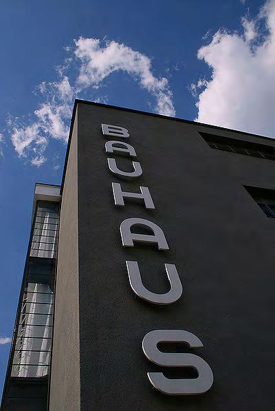 슈타틀리헤스바우하우스 ( 독일어 : Staatliches Bauhaus), 혹은줄여서바우하우스는 1919 년부터 1933 년까지독일에서설립 운영된학교로, 미술과공예, 사진, 건축등과관련된종합적인내용을교육하였다.