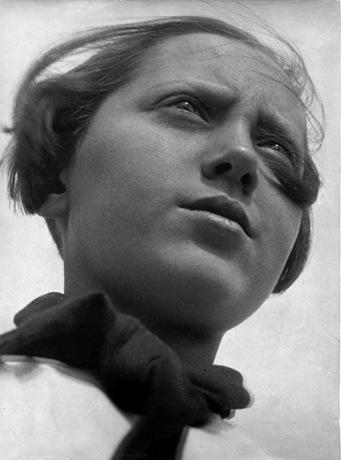 Berman Pioneer Girl (Pionerka). 1930. Gelatin-silver print,49.