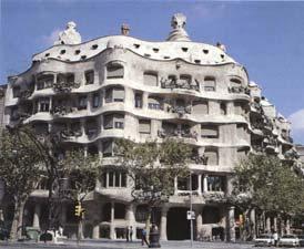 Gaudí(1852-1926) 의유명한건축물이많다.