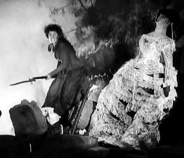 이러한 주제적 측면에서나 충돌에 기반한 빠른 템포의 아트락치온 몽타주는 이 영화가 상당 부분 에이젠슈테인의 영향을, 특히 영화 <10월 Октябрь>(1927)의 영향을 강하게 받았음을 보여준다.