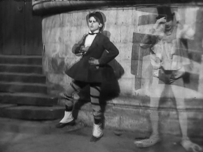 [그림 1] <글루모프의 일기>(1923) [그림 2] <글루모프의 일기>(1923) <글루모프의 일기>는 연극의 내용과 무관한 서커스적 장면들, 디졸브와 몽 타주를 활용한 마술적 효과([그림1], [그림 2])가 영화 전체를 지배하고 있는 독특한 영화이다.