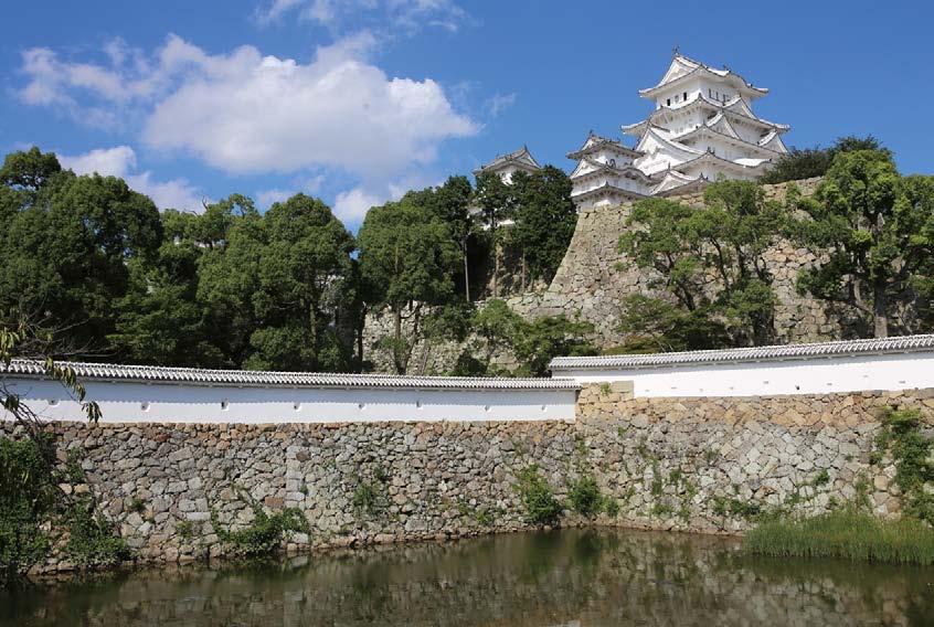 年与奈良的法隆寺同时登录为日本最初的世界文化遗产 约 400 年前建造的天守阁至今仍保存完好, 因其美丽的造型而享有 白鹭城 之美誉, 是日本具代表性的名城