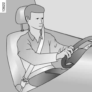 안전벨트 (1/4) 안전을위해운전중에는항상안전벨트를착용하십시오. 또한반드시현행법규를준수하십시오. 리어시트안전벨트가제기능을다하기위해리어시트가바르게고정되었는지확인하십시오. 3 장의 " 슬라이딩리어시트 " 를참고하십시오. 경고올바르지않게조절된안전벨트는사고시부상을야기할수있습니다. 어른이든아이든하나의안전벨트는한명만사용해야합니다.