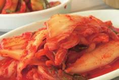 Lección 02 Comidas tradicionales coreanas El alimento básico de Corea es el arroz, y el caldo llamado guk, el kimchi, el kakdugui, el bulgogui, y otros son comidas muy típicas.