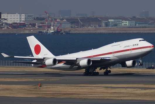 꼬리날개와주날개양쪽에히노마루 ( 일장기 ) 를그려놓았다. 일본항공자위대소속의항공지휘사령부내의특수수송단 (Special Airlift Group) 이라는명칭으로사포로근처의치도세 (Chitose) 기지에배치되어있으며, 임무가있을경우도쿄국제공항을이용한다. 5.